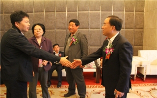 國(guó)家發(fā)展改革委資源節(jié)約與環(huán)境保護(hù)司牛波處長(zhǎng)（和劉總握手）、全國(guó)墻材革新工作委員會(huì)會(huì)長(zhǎng)滕軍力（女士）