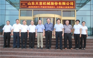 清華大學(xué)建筑設(shè)計(jì)研究院副院長(zhǎng)、研究員侯建群蒞臨