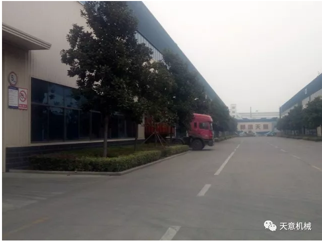 天意機(jī)械為柬埔寨客戶加工生產(chǎn)年產(chǎn)80萬平方輕質(zhì)墻板生產(chǎn)線成功裝車啟運(yùn)！