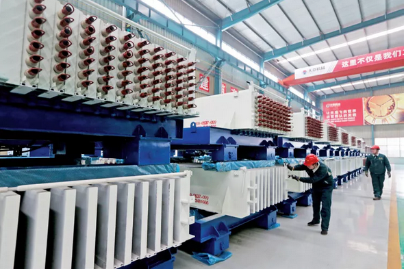 出口印度的墻板設(shè)備(王勉勵(lì) / 攝影) 出口印度的墻板設(shè)備(王勉勵(lì) / 攝影)